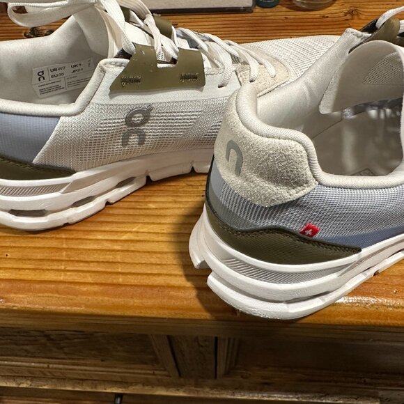 ONCloud Running Sneakers - Picture 2 of 5